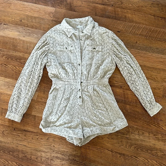 Song Of Style Revolve Winslet Long Sleeve Button Up Eyelet Lace Romper A6 - Picture 2 of 5